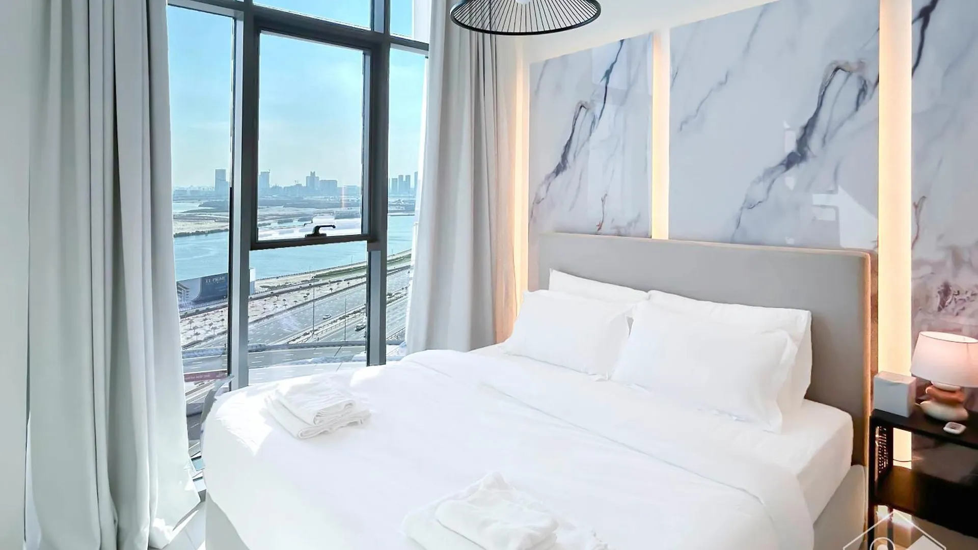 Apartment Luxury One Bedroom With Balcony & Partial Burj Khalifa View Dubai