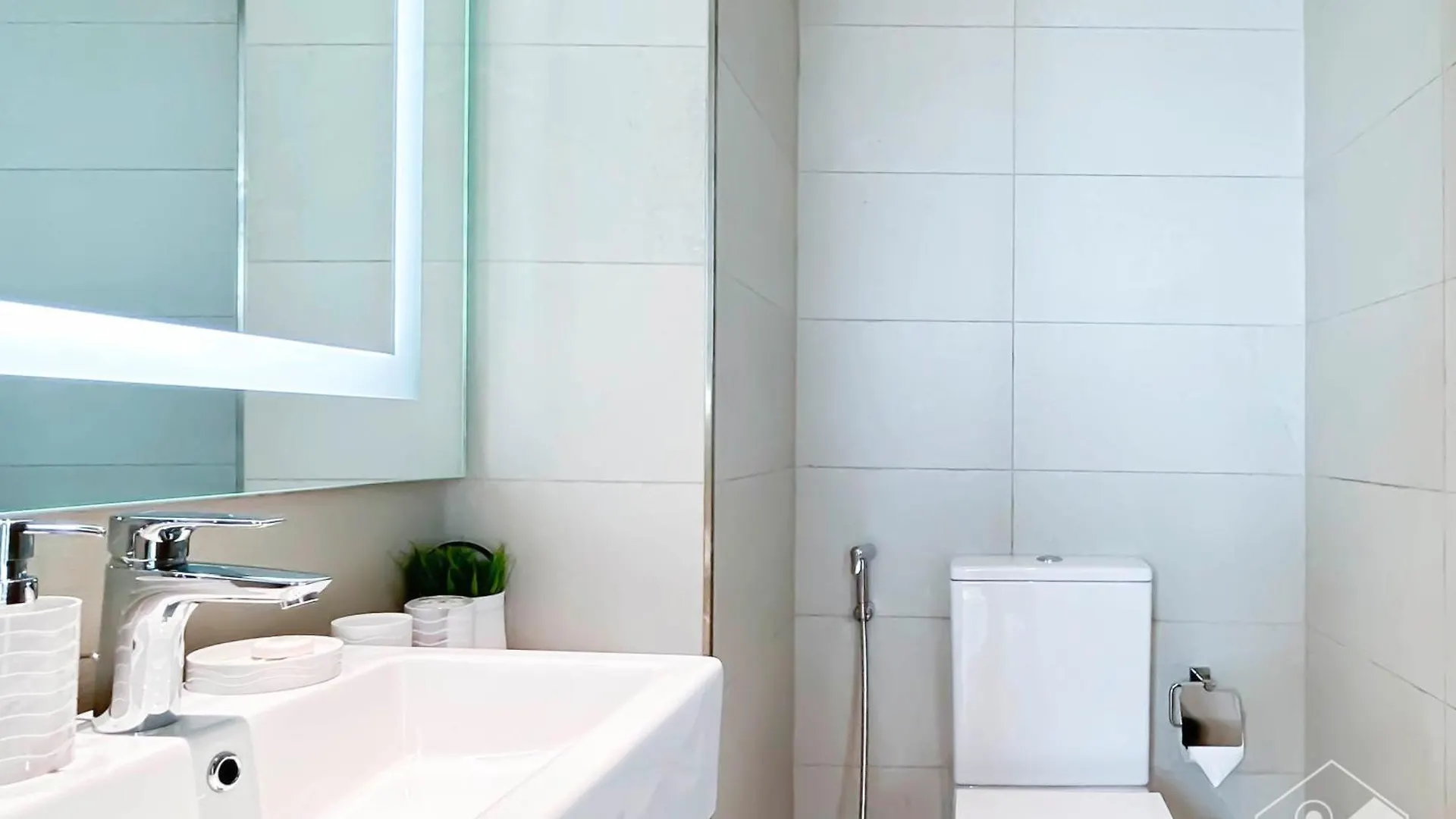Luxury One Bedroom With Balcony & Partial Burj Khalifa View Dubaj Apartament