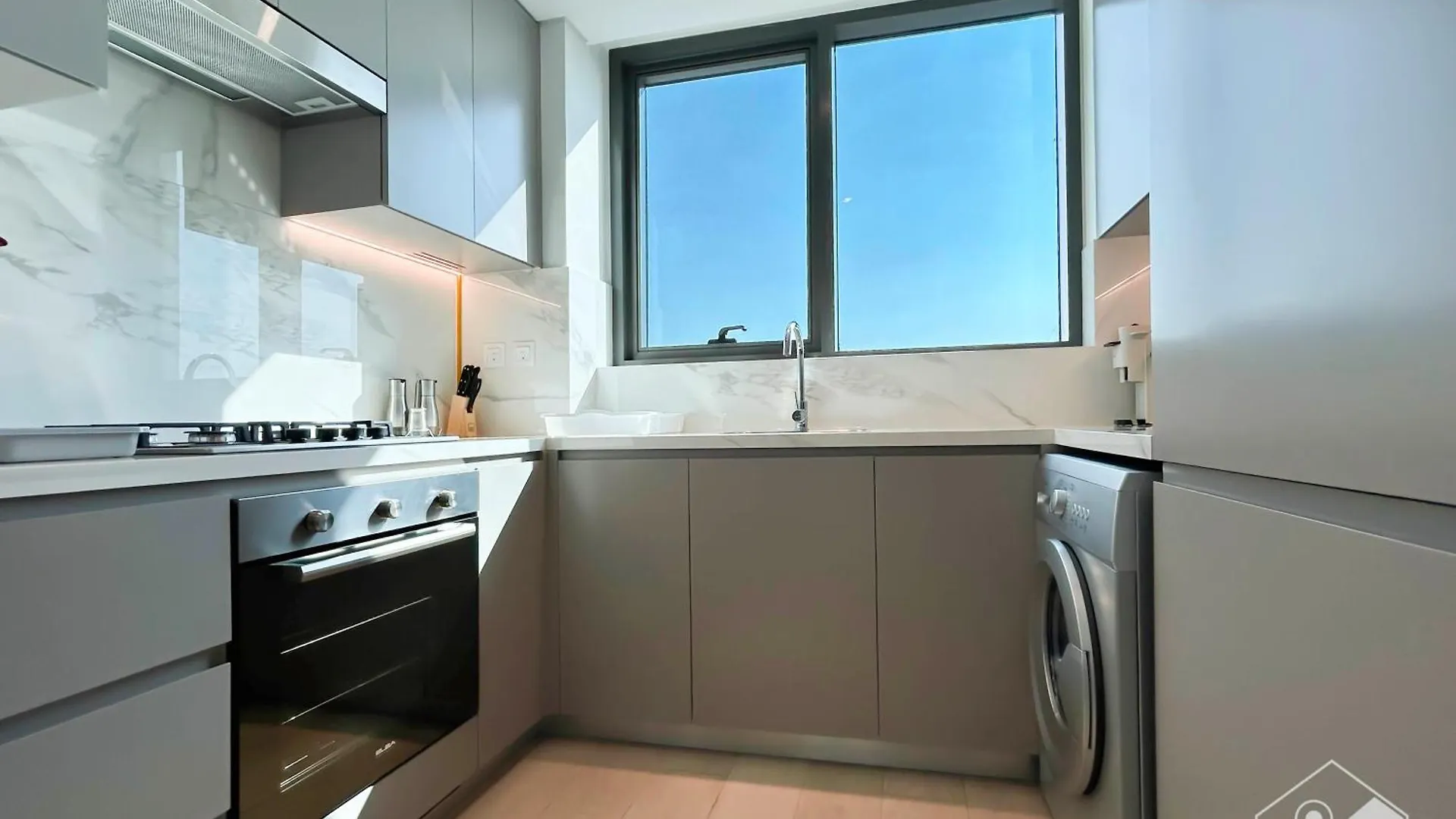 Apartment Luxury One Bedroom With Balcony & Partial Burj Khalifa View Dubai
