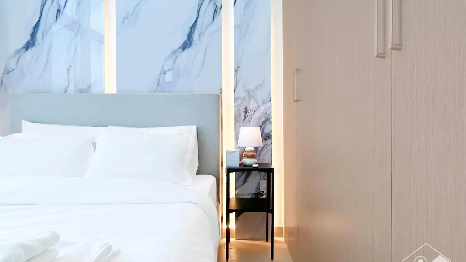 Luxury One Bedroom With Balcony & Partial Burj Khalifa View Dubaj Apartament