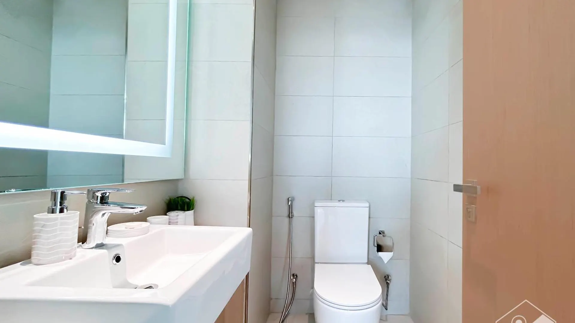 Apartment Luxury One Bedroom With Balcony & Partial Burj Khalifa View Dubai